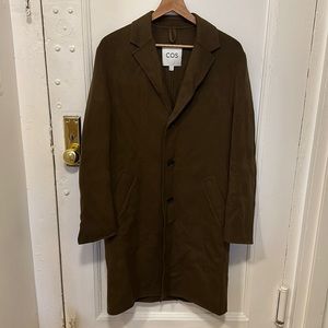 Selling this amazing COS coat. Never been worn. Size listed EUR 46, fits like 8
